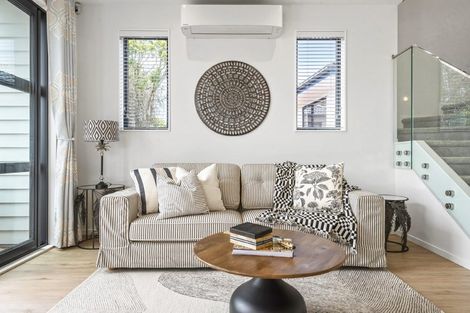 Photo of property in 49a Meadowood Drive, Unsworth Heights, Auckland, 0632