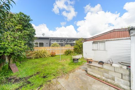 Photo of property in 60 Exeter Crescent, Takaro, Palmerston North, 4412