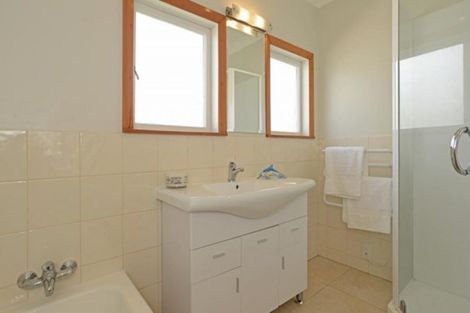 Photo of property in 8 Waiohua Road, Greenlane, Auckland, 1061