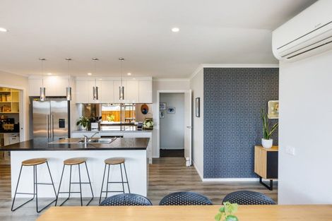 Photo of property in 120 Johnstone Drive, Fitzherbert, Palmerston North, 4410