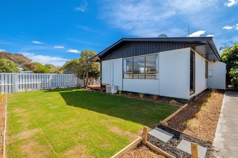 Photo of property in 8a Queenspark Drive, Parklands, Christchurch, 8083