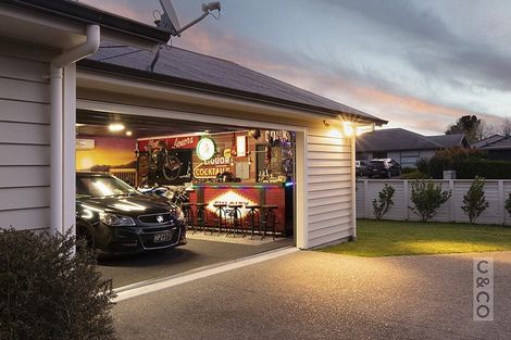 Photo of property in 8 Larmer Drive, Kumeu, 0810