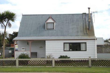 Photo of property in 4 Mavis Avenue, Waikawa Beach, Levin, 5573