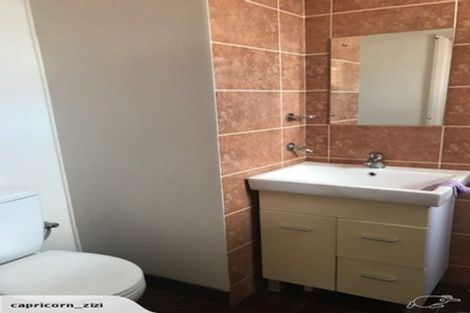 Photo of property in 2 Springside Place, New Lynn, Auckland, 0600