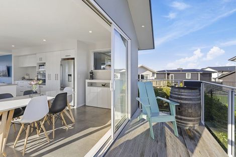 Photo of property in 2 Promontory Crescent, Newlands, Wellington, 6037