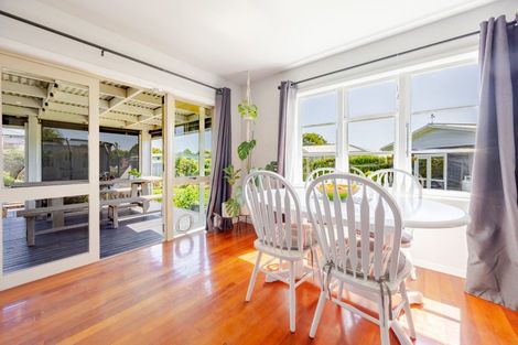 Photo of property in 21 Pitt Street, Clive, 4102