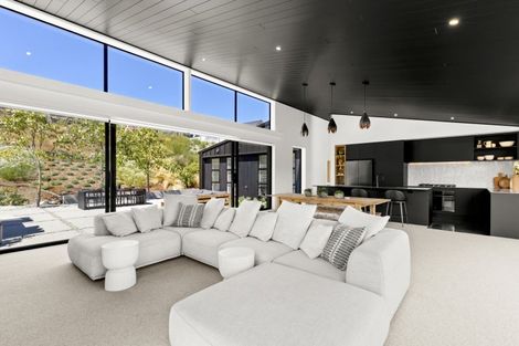 Photo of property in 8 Spring Hill Road, Kelvin Heights, Queenstown, 9300