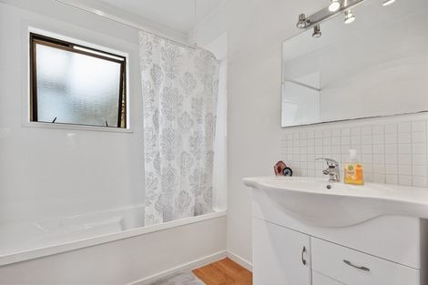 Photo of property in 1069 Scenic Drive North, Swanson, Auckland, 0816