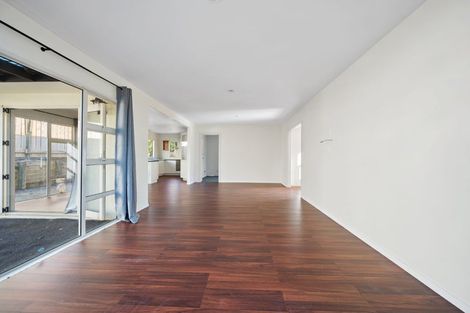 Photo of property in 2/13 Stoneleigh Court, Sunnynook, Auckland, 0632