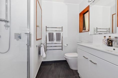 Photo of property in 2/20a Old Lake Road, Narrow Neck, Auckland, 0624