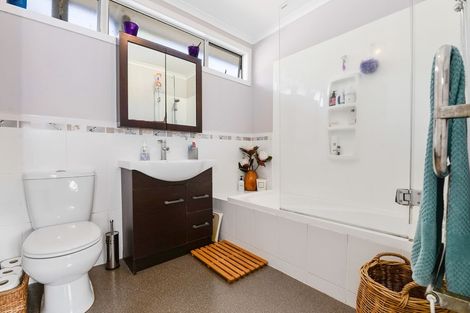 Photo of property in 32 Willow Avenue, Hannahs Bay, Rotorua, 3010