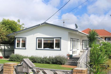 Photo of property in 2/842 East Coast Road, Oteha, Auckland, 0630