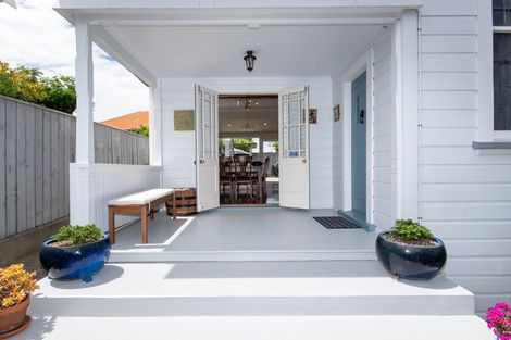 Photo of property in 18 Cobden Road, Bluff Hill, Napier, 4110