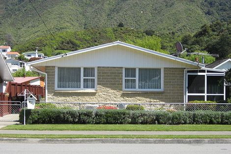 Photo of property in 35a Kent Street, Picton, 7220