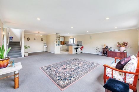 Photo of property in 2/890 East Coast Road, Northcross, Auckland, 0630