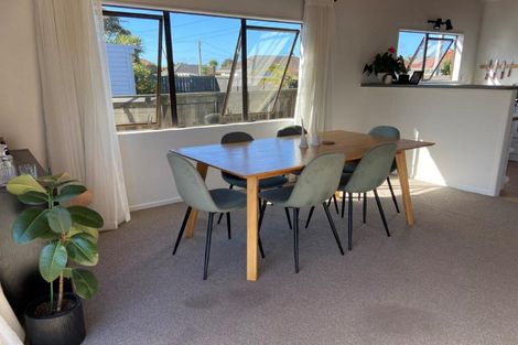 Photo of property in 2a Rixon Place, Te Atatu Peninsula, Auckland, 0610