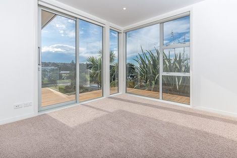 Photo of property in 6b Browns Bay Road, Rothesay Bay, Auckland, 0630