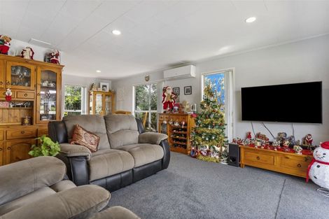 Photo of property in 7 Woodman Place, West Harbour, Auckland, 0618