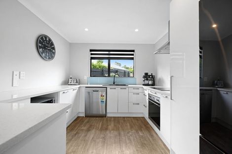 Photo of property in 16 Palm Grove Drive, Western Heights, Hamilton, 3200