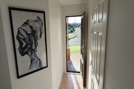 Photo of property in 8a Norman Close, The Gardens, Auckland, 2105