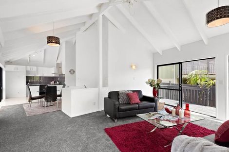 Photo of property in 2/47 Sheridan Drive, New Lynn, Auckland, 0600