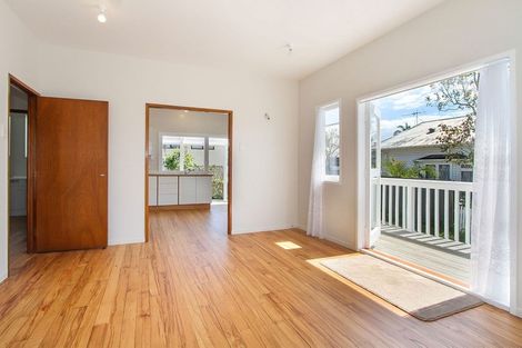 Photo of property in 32 Te Atatu Road, Te Atatu South, Auckland, 0610