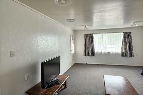 Photo of property in 6 Kingsbridge Place, Newlands, Wellington, 6037