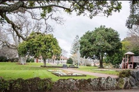 Photo of property in 2/191 Park Road, Grafton, Auckland, 1023