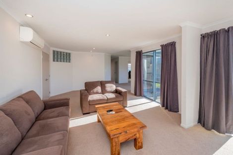 Photo of property in 4 Barry Curtis Place, Levin, 5510