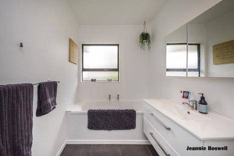 Photo of property in 41 Dalfield Place, Highbury, Palmerston North, 4412