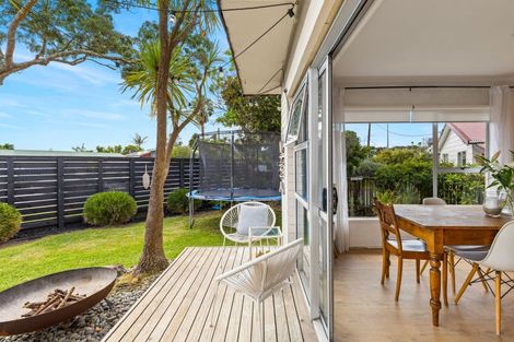 Photo of property in 47 Red Beach Road, Red Beach, 0932