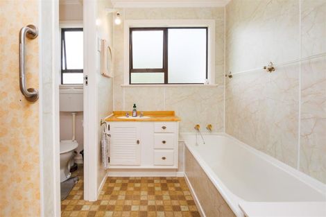 Photo of property in 2 Oaklea Avenue, Marton, 4710