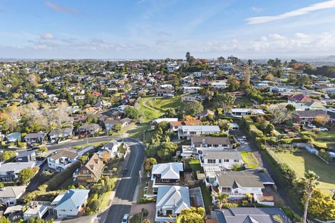 Photo of property in 2/9 Colmar Road, Mellons Bay, Auckland, 2014