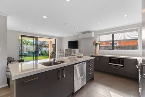 Photo of property in 44 Ripple Grove, Waiuku, 2123