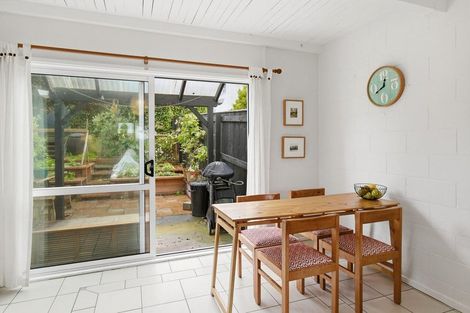 Photo of property in 116 Akaroa Drive, Maupuia, Wellington, 6022