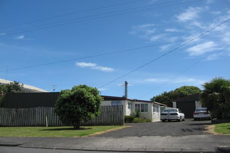 Photo of property in 1/3 Clarks Beach Road, Clarks Beach, 2122