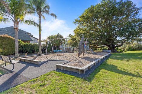Photo of property in 25 Oakpark Place, West Harbour, Auckland, 0618