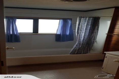 Photo of property in 21 Fernhaven Grove, Newlands, Wellington, 6037