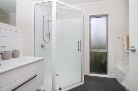 Photo of property in 29a Sylvan Crescent, Te Atatu South, Auckland, 0610