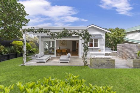 Photo of property in 202 Queen Street, Northcote Point, Auckland, 0627