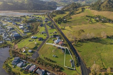 Photo of property in 10 Tinirau Place, Cooks Beach, 3591