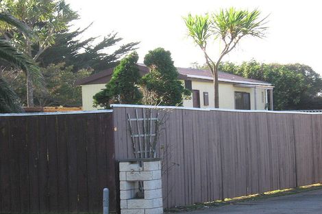 Photo of property in 19 Eruini Street, Waikanae Beach, Waikanae, 5036