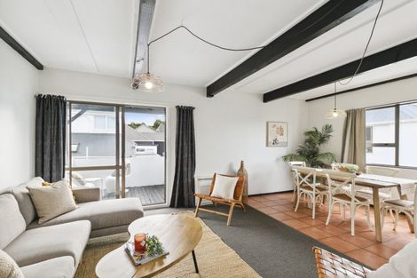 Photo of property in 140 Akaroa Drive, Maupuia, Wellington, 6022