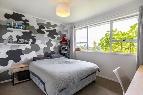 Photo of property in 2/52 Staincross Street, Green Bay, Auckland, 0604