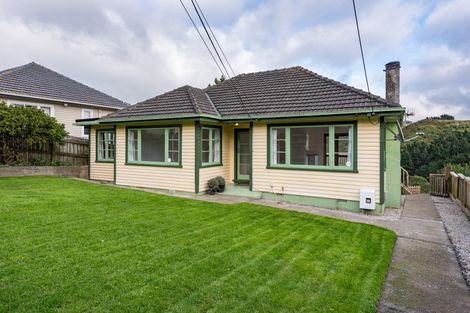 Photo of property in 20 Miles Crescent, Newlands, Wellington, 6037