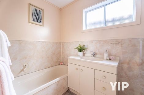 Photo of property in 10 Miles Crescent, Newlands, Wellington, 6037