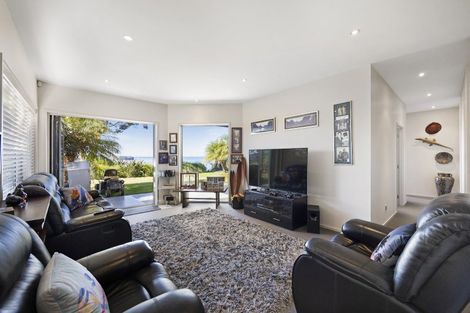 Photo of property in 93 Tiri Road, Tindalls Beach, Whangaparaoa, 0930