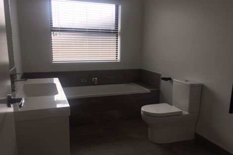 Photo of property in 42 Vinistra Road, Kumeu, 0810