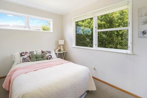 Photo of property in 24 Manhattan Heights, Glendene, Auckland, 0602