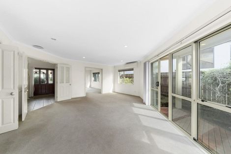 Photo of property in 9 Bennett Grove, Newlands, Wellington, 6037